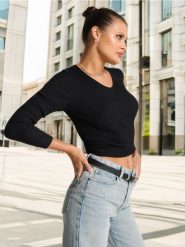 Sweter - czarny. Czarne swetry damskie Sinsay, l, bez wzorów, z materiału, bez kołnierzyka, bez ramiączek, długie, bez kaptura. Za 39.99 zł.