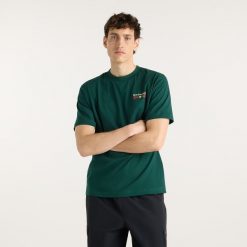 Koszulka męska New Balance MT62S7YPNOG – zielona. Zielone koszulki sportowe męskie New Balance, l, bez wzorów, z dresówki, bez kołnierzyka, bez ramiączek. Za 149.99 zł.