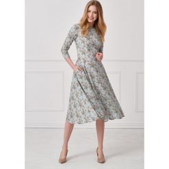 Sukienka Galatea Hazel 32 niebieski. Niebieskie sukienki damskie marki Marie Zélie, bez wzorów, z bawełny, klasyczne, bez kołnierzyka, bez ramiączek. W wyprzedaży za 317.60 zł.