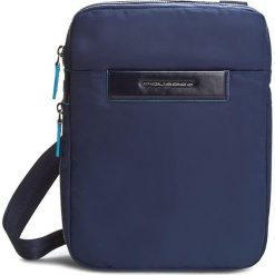 Saszetka PIQUADRO - CA3228CE/BLU Granatowy. Niebieskie saszetki męskie Piquadro, z materiału, młodzieżowe. W wyprzedaży za 309.00 zł.