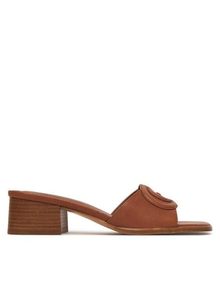 Guess Klapki FLJCNN LEA03 Brązowy. Brązowe klapki damskie Guess, z aplikacjami, ze skóry, bez obcasa. Za 246.99 zł.