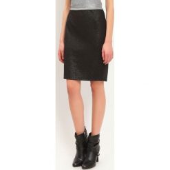 SPÓDNICA REGULARNA DAMSKA GŁADKA. Czarne spódnice damskie TOP SECRET, na jesień, bez wzorów, z dzianiny, eleganckie, dopasowane. W wyprzedaży za 39.99 zł.