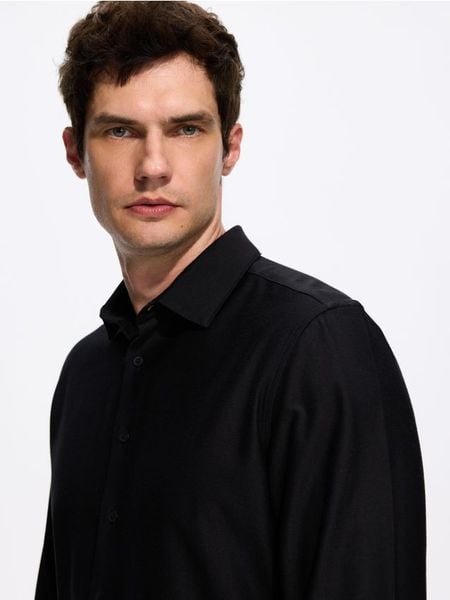 Gładka koszula slim fit - czarny. Czarne koszule męskie Reserved, l, bez wzorów, z bawełny, bez kołnierzyka, bez ramiączek. Za 129.99 zł.