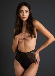 Stringi ouvert z wysoką talią i odpinanym łańcuszkiem. Czarne stringi damskie bonprix, bez wzorów. Za 67.99 zł.