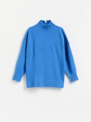 Wełniany sweter ze stójką - niebieski. Niebieskie swetry damskie Reserved, l, bez wzorów, z wełny, bez kołnierzyka, bez ramiączek, bez kaptura. Za 239.99 zł.
