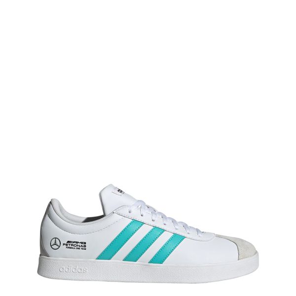 Buty Mercedes - Amg Petronas Formula One Team Vl Court. Białe obuwie sportowe damskie Adidas, bez wzorów, trekkingowe. W wyprzedaży za 262.50 zł.