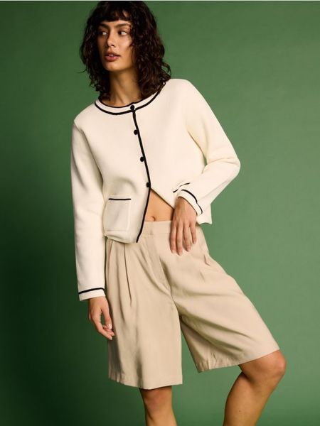 Szorty z wiskozą - beżowy. Brązowe szorty damskie Reserved, l, bez wzorów, z tkaniny. W wyprzedaży za 35.99 zł.