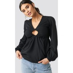NA-KD Bluzka z wycięciem - Black. Bluzki damskie marki NA-KD. Za 121.95 zł.