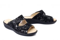 DR. BRINKMANN 700726-01 schwarz, klapki damskie. Czarne klapki damskie Dr. Brinkmann, bez wzorów, ze skóry, bez obcasa. Za 280.42 zł.