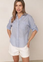 Jasnoniebieska Bawełniana Koszula Oversize z Tkaniny Plumetti z Metaliczną Nicią Hepsolea. Niebieskie bluzki damskie Born2be, m, bez wzorów, z bawełny, eleganckie, bez kołnierzyka, bez ramiączek. Za 79.99 zł.