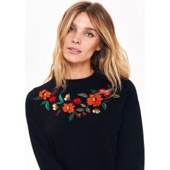 DOPASOWANY SWETER Z HAFTEM. Swetry damskie marki TOP SECRET. W wyprzedaży za 59.99 zł.