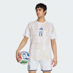 Podstawowa koszulka przedmeczowa Włochy 26. Białe koszulki sportowe męskie Adidas, l, bez wzorów, z materiału, bez kołnierzyka, bez ramiączek, do piłki nożnej, climacool (adidas). Za 299.00 zł.