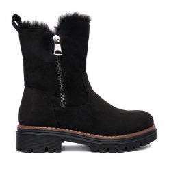 Botki Clara Barson. Czarne botki damskie Clara Barson, bez obcasa, na płaskiej podeszwie, bez zapięcia. Za 179.99 zł.