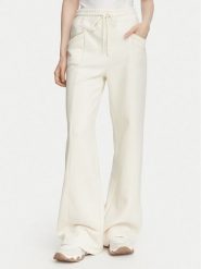 Guess Spodnie dresowe W6YB31 K5319 Kremowy Wide Leg. Białe spodnie dresowe damskie Guess, l, z aplikacjami, z bawełny. Za 434.99 zł.