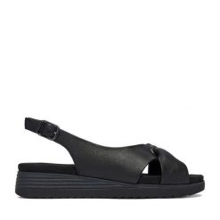 Sandały Lasocki. Czarne sandały damskie Lasocki, bez wzorów, bez obcasa, na koturnie, bez zapięcia. Za 179.99 zł.