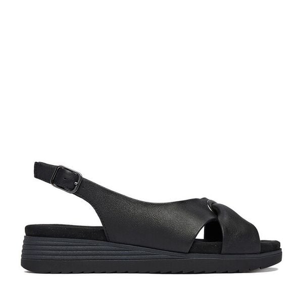 Sandały Lasocki. Czarne sandały damskie Lasocki, bez wzorów, bez obcasa, na koturnie, bez zapięcia. Za 179.99 zł.