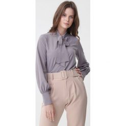 Szara Koszula Lavonne. Szare bluzki damskie Born2be, l, bez wzorów, biznesowe, bez kołnierzyka, bez ramiączek. Za 69.99 zł.