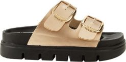 Lee Cooper Klapki damskie Lee Cooper złote LCW-26-35-4462LA 41. Żółte klapki damskie Lee Cooper, bez wzorów, sportowe, bez obcasa. Za 118.23 zł.