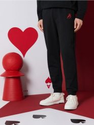Dresowe spodnie na walentynki - czarny. Czarne spodnie sportowe męskie Sinsay, l, bez wzorów, z dresówki. Za 49.99 zł.