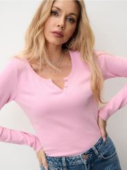 Koszulka z długimi rękawami - różowy. Czerwone t-shirty damskie Sinsay, l, bez wzorów, z materiału, bez kołnierzyka. Za 29.99 zł.