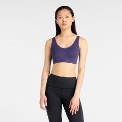 Biustonosz do biegania New Balance WB51052BOY – fioletowy. Fioletowe biustonosze New Balance, bez wzorów, z lycry. Za 359.99 zł.