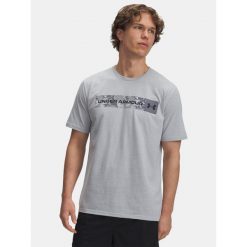 Koszulka męska Under Armour CAMO CHEST STRIPE SS. Szare buty sportowe męskie Under Armour, m, bez wzorów, bez kołnierzyka, bez ramiączek, na fitness i siłownię. Za 89.99 zł.