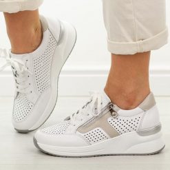 Białe skórzane ażurowe półbuty damskie Vinceza 95403. Białe półbuty damskie VINCEZA, na lato, w ażurowe wzory, z jeansu, biznesowe, z okrągłym noskiem, bez obcasa, na koturnie, bez zapięcia. W wyprzedaży za 215.10 zł.