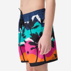 Spodenki surfingowe dla dzieci Decathlon BS 100 Venice Sunset. Niebieskie kąpielówki dla chłopców Decathlon, bez wzorów, z materiału, krótkie. Za 39.99 zł.