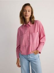 Krótka koszula z wiskozą - czerwony. Czerwone koszule damskie Reserved, l, bez wzorów, z tkaniny, bez kołnierzyka, bez ramiączek. W wyprzedaży za 59.99 zł.