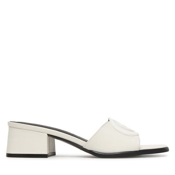 Klapki Guess. Białe klapki damskie Guess, z aplikacjami, bez obcasa. Za 274.99 zł.