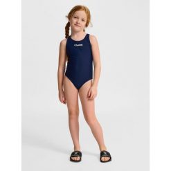 Dziewczęcy jednoczęściowy kostium kąpielowy Hummel Crawly. Niebieskie stroje kąpielowe dla dziewczynek Hummel, bez wzorów. Za 168.00 zł.