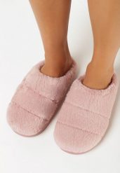 Różowe Kapcie z Miękkiego Futerka z Zakrytym Noskiem Naveritte. Czerwone kapcie damskie Born2be, bez wzorów, z dresówki. Za 19.99 zł.
