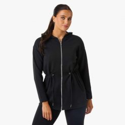 Bluza treningowa damska Swedemount Move Soft Hood Jacket szybkoschnąca. Czarne bluzy damskie SWEDEMOUNT, bez wzorów, z tkaniny, bez kaptura. Za 199.99 zł.