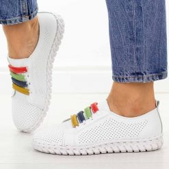 Białe ażurowe skórzane półbuty damskie Cambell 94334. Białe półbuty damskie Cambell, na lato, w ażurowe wzory, z jeansu, casualowe, z okrągłym noskiem, bez obcasa, bez zapięcia. Za 219.00 zł.