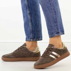 Czekoladowe skórzane półbuty damskie Sergio Leone Sp106. Brązowe półbuty damskie Sergio Leone, na jesień, bez wzorów, z jeansu, casualowe, z okrągłym noskiem, bez obcasa, na płaskiej podeszwie, bez zapięcia. Za 209.00 zł.