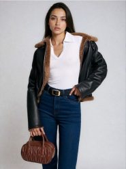 Klasyczny pasek z imitacji skóry ze złotą klamrą - czarny. Czarne paski damskie Sinsay, bez wzorów, ze skóry, klasyczne. Za 15.99 zł.