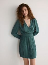 Sukienka mini z kopertowym dekoltem - morski. Zielone sukienki damskie Reserved, l, bez wzorów, z tkaniny, bez kołnierzyka, bez ramiączek, mini, kopertowe. W wyprzedaży za 59.99 zł.