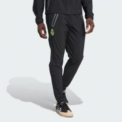 Spodnie Real Madrid Tiro 25 Pro Vis Tech Travel. Czarne spodnie sportowe męskie Adidas, bez wzorów, do piłki nożnej. Za 399.00 zł.