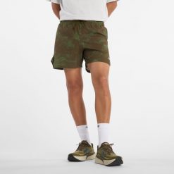 Spodenki męskie New Balance MS43285WDL – zielone. Zielone krótkie spodenki sportowe męskie New Balance, m, bez wzorów, z materiału, na fitness i siłownię. Za 299.99 zł.