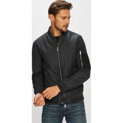 Armani Exchange - Kurtka bomber. Czarne kurtki męskie Armani Exchange. W wyprzedaży za 629.91 zł.