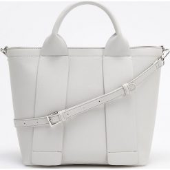 Biała torebka tote bag - Jasny szar. Torebki do ręki damskie Reserved. W wyprzedaży za 69.99 zł.