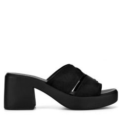Klapki Lasocki. Czarne klapki damskie Lasocki, bez wzorów, bez obcasa. Za 169.99 zł.