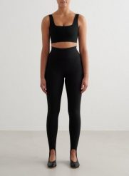 Damskie legginsy ze strzemionami, z wysokim stanem, squat proof Sense czarne. Czarne legginsy damskie Aim'n, l, bez wzorów, z elastanu, z podwyższonym stanem, na fitness i siłownię. Za 381.00 zł.