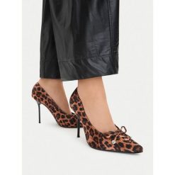 Szpilki Juicy Couture. Brązowe szpilki damskie Juicy Couture, bez wzorów, bez obcasa, bez zapięcia. Za 229.99 zł.