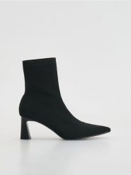Botki na obcasie - czarny. Czarne botki damskie Reserved, z tkaniny, bez obcasa, na obcasie, bez zapięcia. Za 169.99 zł.