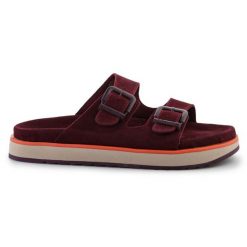 Klapki D.Franklin Nordic Sandal Buckle DFSH405004-BURG czerwone. Czerwone klapki damskie bez wzorów, casualowe, bez obcasa. Za 360.01 zł.