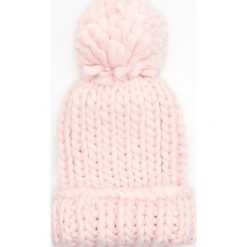 Czapka z warkoczowym splotem i pomponem - Różowy. Czapki i kapelusze damskie marki Cropp. Za 39.99 zł.