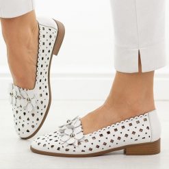 Białe skórzane półbuty damskie M.Daszyński 25113-7. Białe półbuty damskie M.Daszyński, na lato, z aplikacjami, ze skóry, casualowe, bez obcasa, na płaskiej podeszwie, bez zapięcia. Za 219.00 zł.