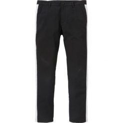 Spodnie garniturowe z paskiem z boku Slim Fit Straight bonprix czarny. Eleganckie spodnie męskie marki Giacomo Conti. Za 109.99 zł.
