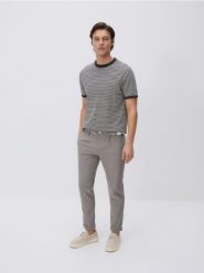 Spodnie slim fit z paskiem - beżowy. Brązowe spodnie materiałowe męskie Reserved, l, bez wzorów, z bawełny. Za 139.99 zł.